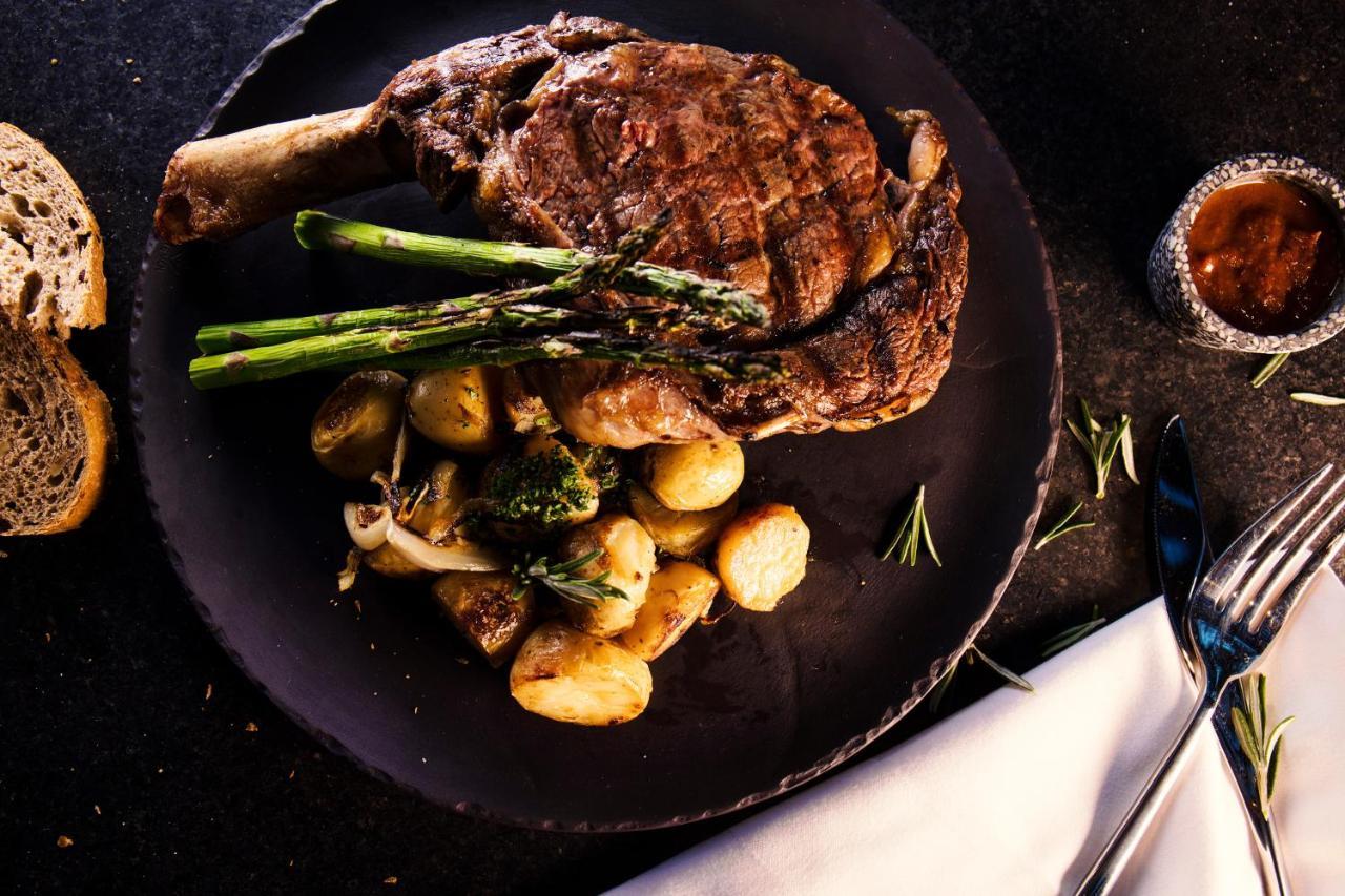 Krystal Grand Suites Insurgentes メキシコシティ エクステリア 写真 A steak with gnocchi and asparagus