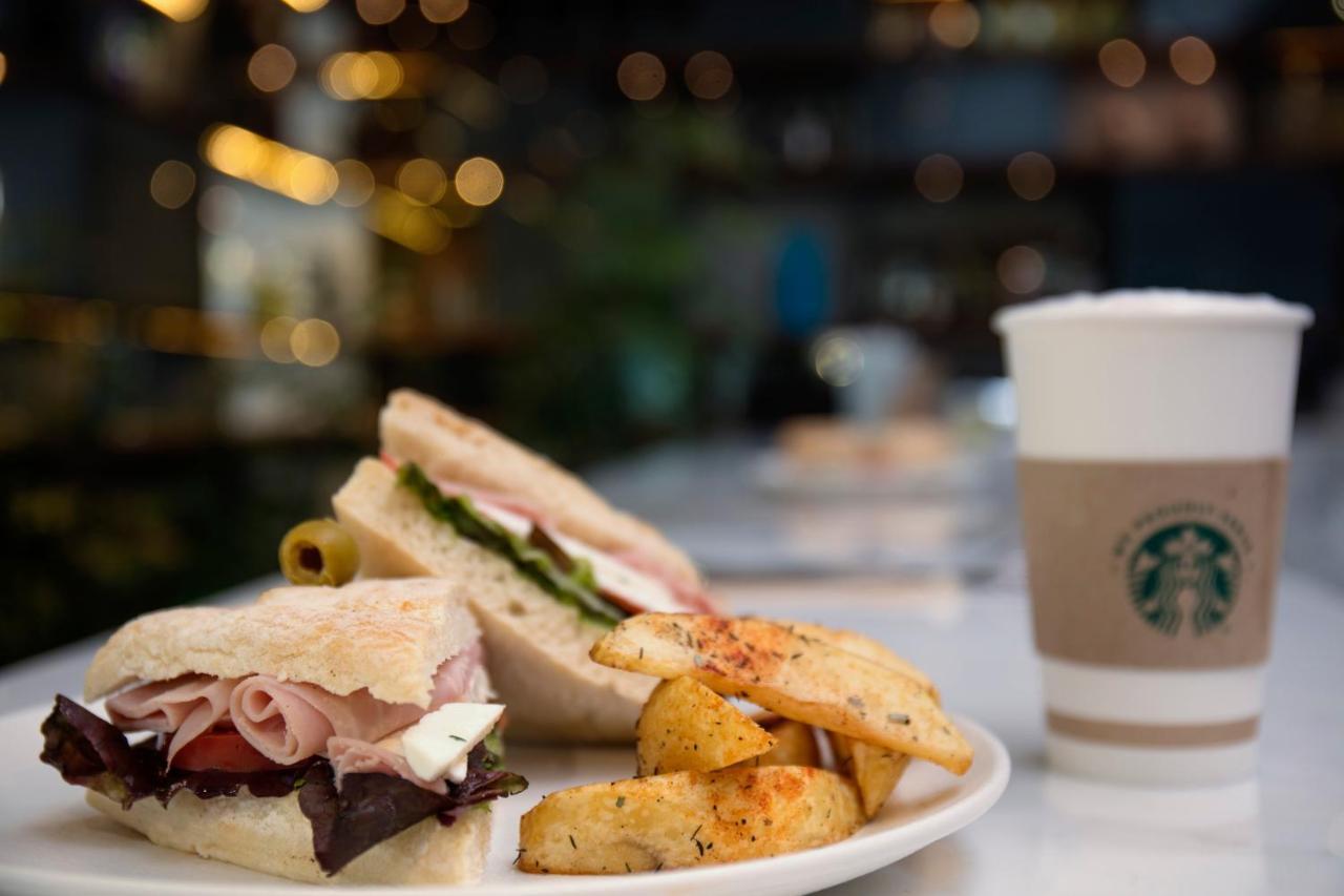 Krystal Grand Suites Insurgentes メキシコシティ エクステリア 写真 Starbucks food