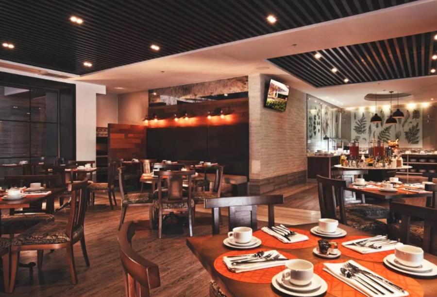 Krystal Grand Suites Insurgentes メキシコシティ エクステリア 写真 The interior of a typical buffet restaurant
