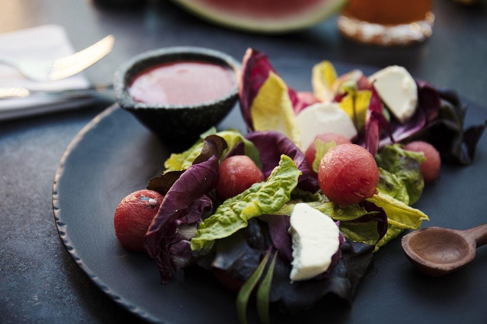 Krystal Grand Suites Insurgentes メキシコシティ エクステリア 写真 A salad with a pomegranate vinaigrette