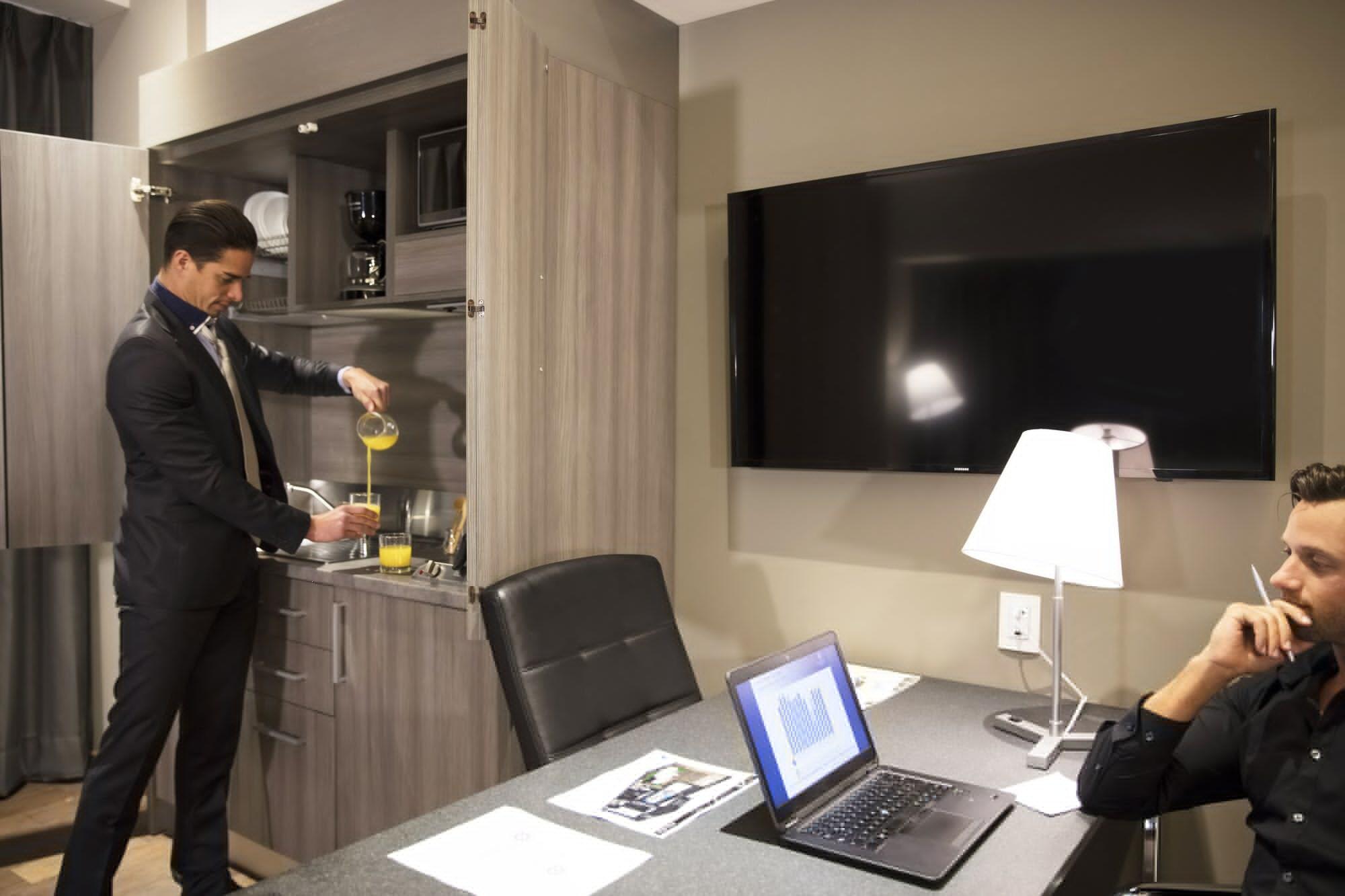 Krystal Grand Suites Insurgentes メキシコシティ エクステリア 写真 A butler at work