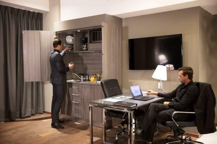 Krystal Grand Suites Insurgentes メキシコシティ エクステリア 写真 A butler at work